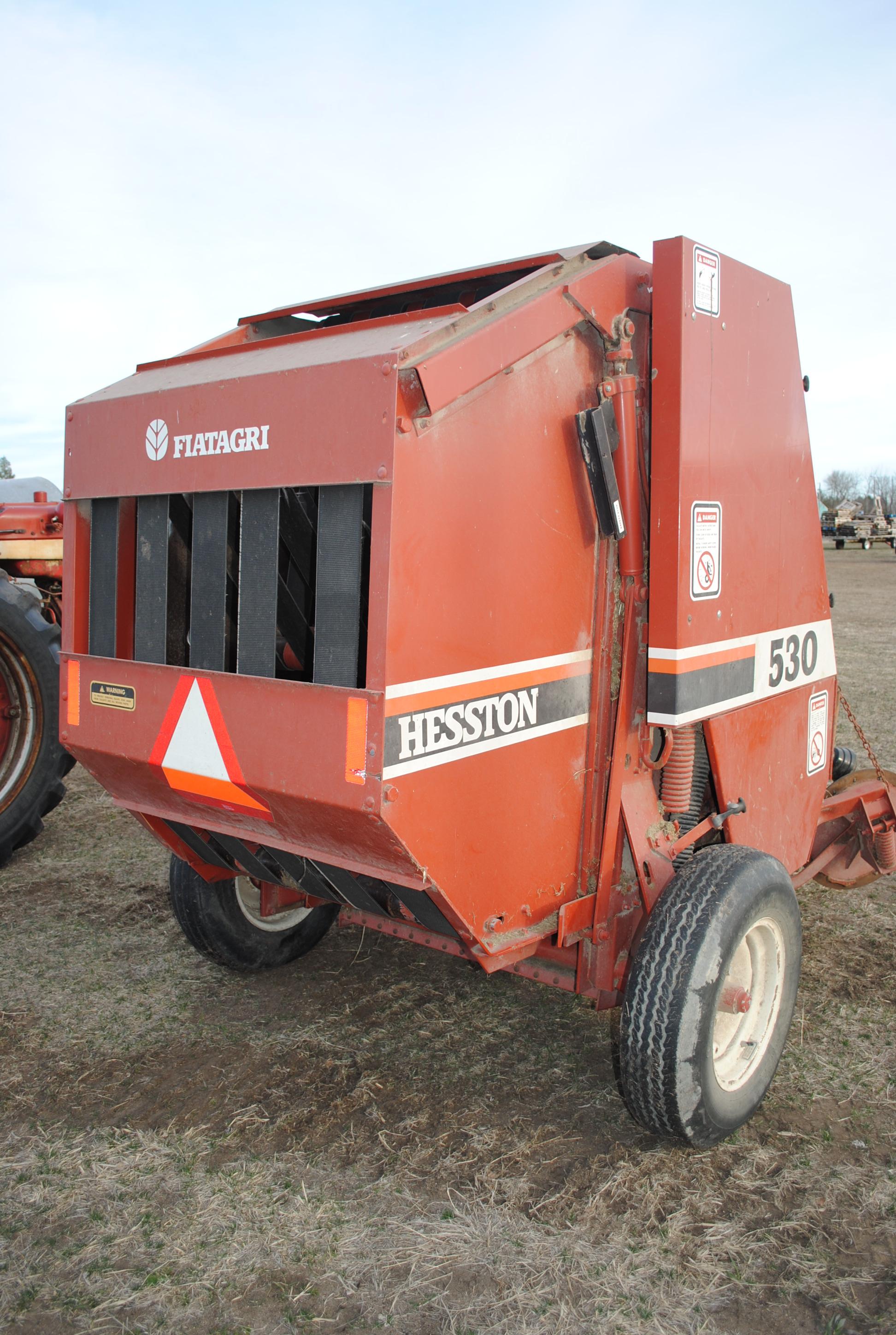 Hesston 530 Round baler, makes approx. 4' bales