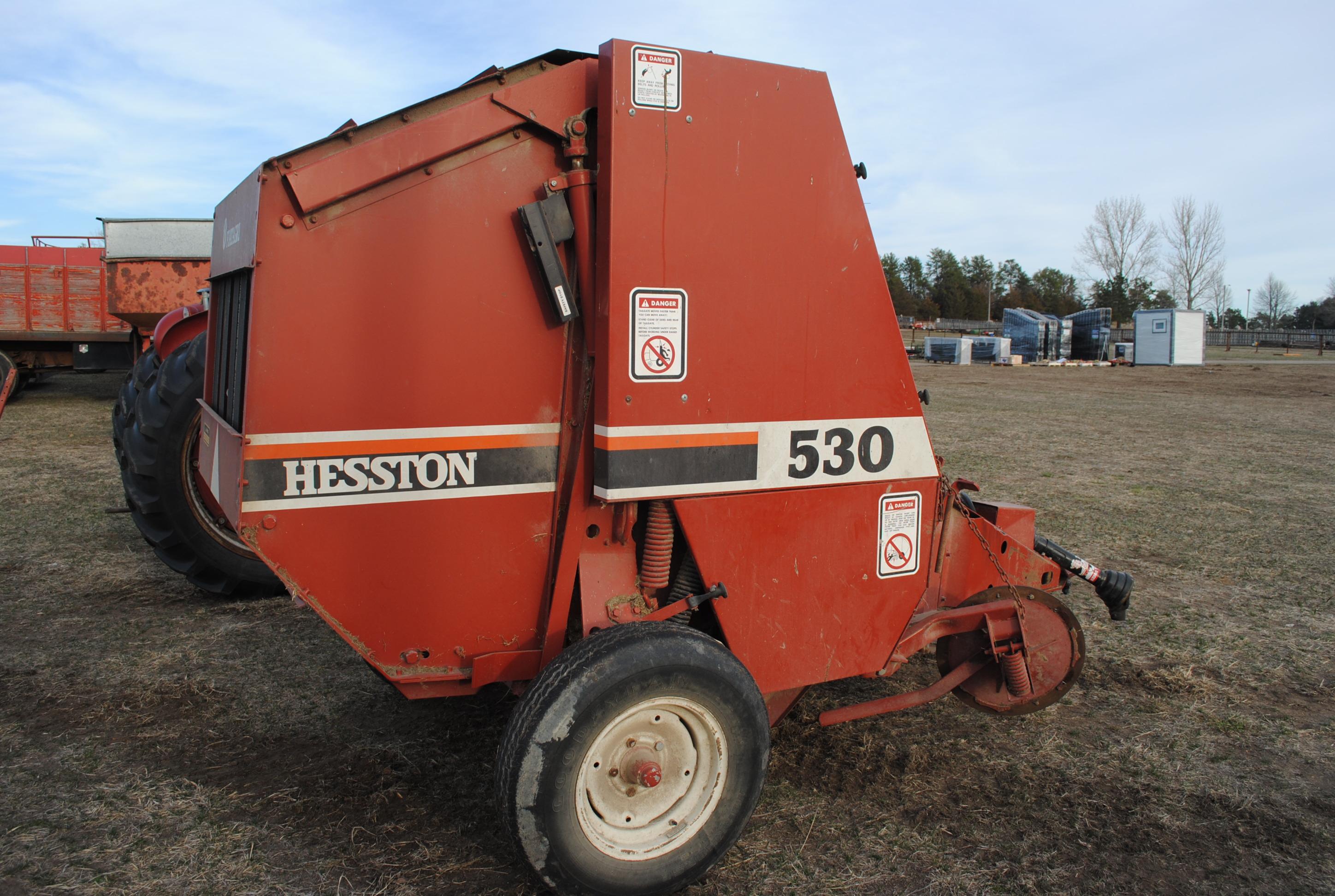Hesston 530 Round baler, makes approx. 4' bales