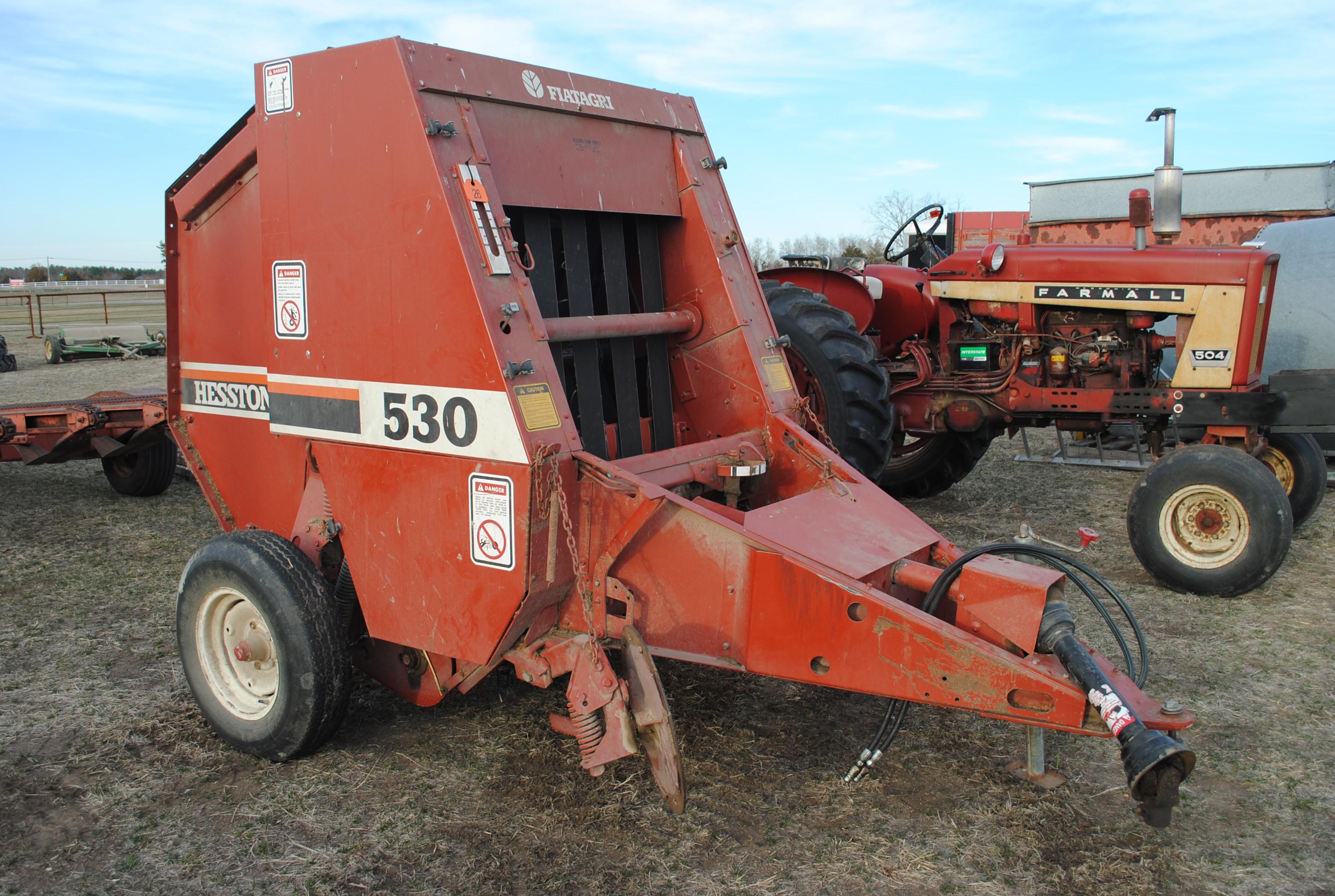 Hesston 530 Round baler, makes approx. 4' bales