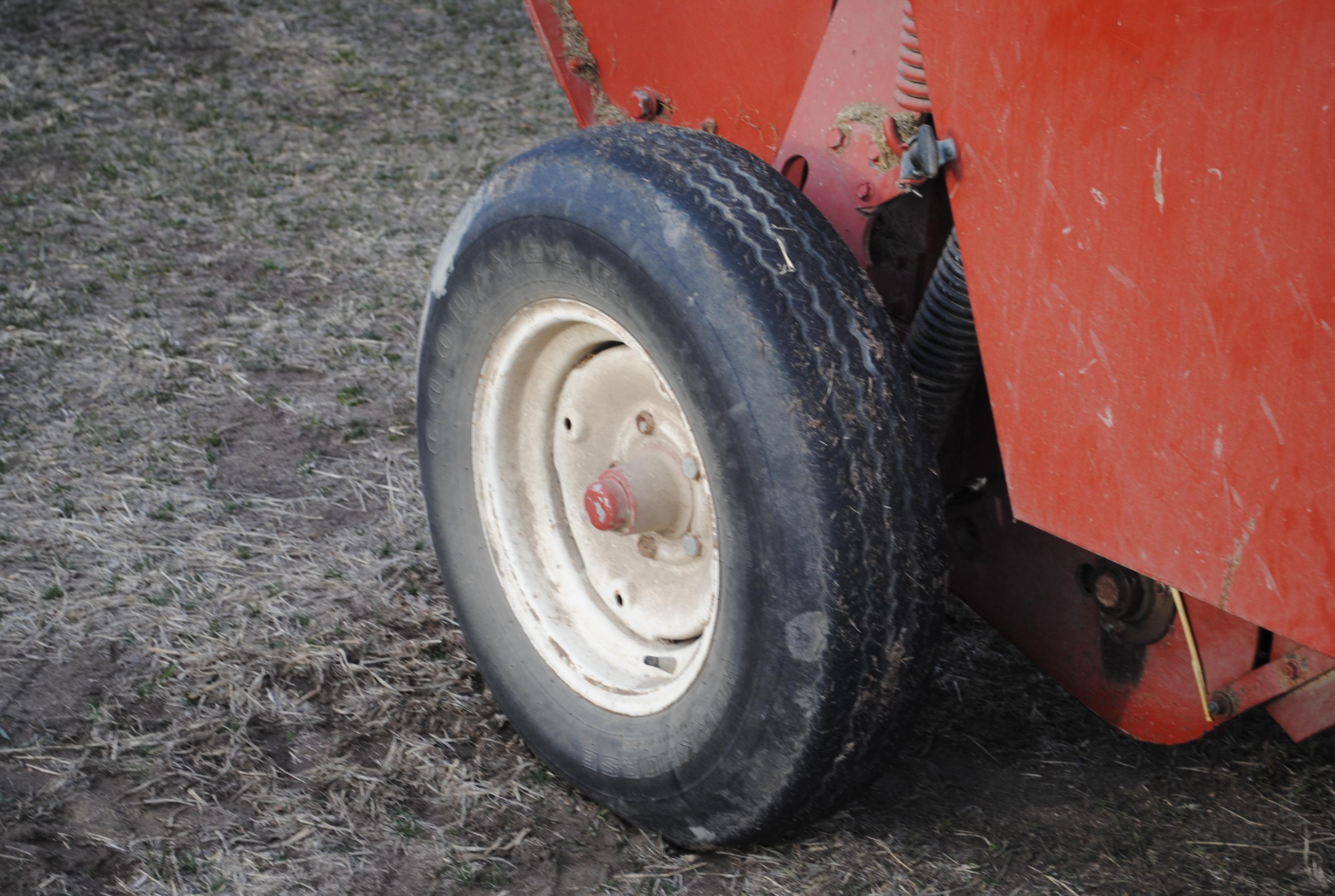 Hesston 530 Round baler, makes approx. 4' bales