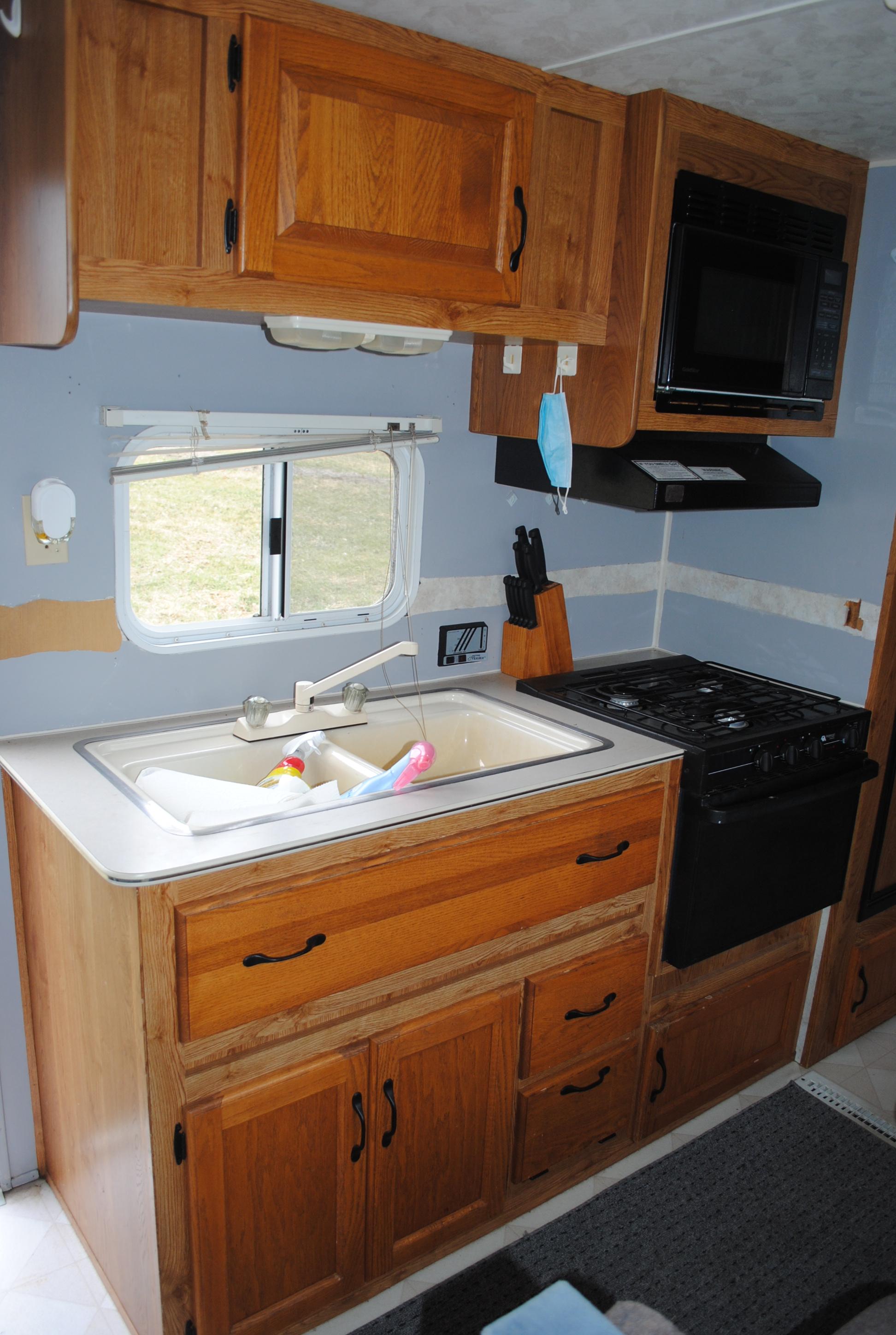 **T** 1999 Hornet Bumper pull Camper 29'x8', Queen bed in master, couch folds down into bed, dinette