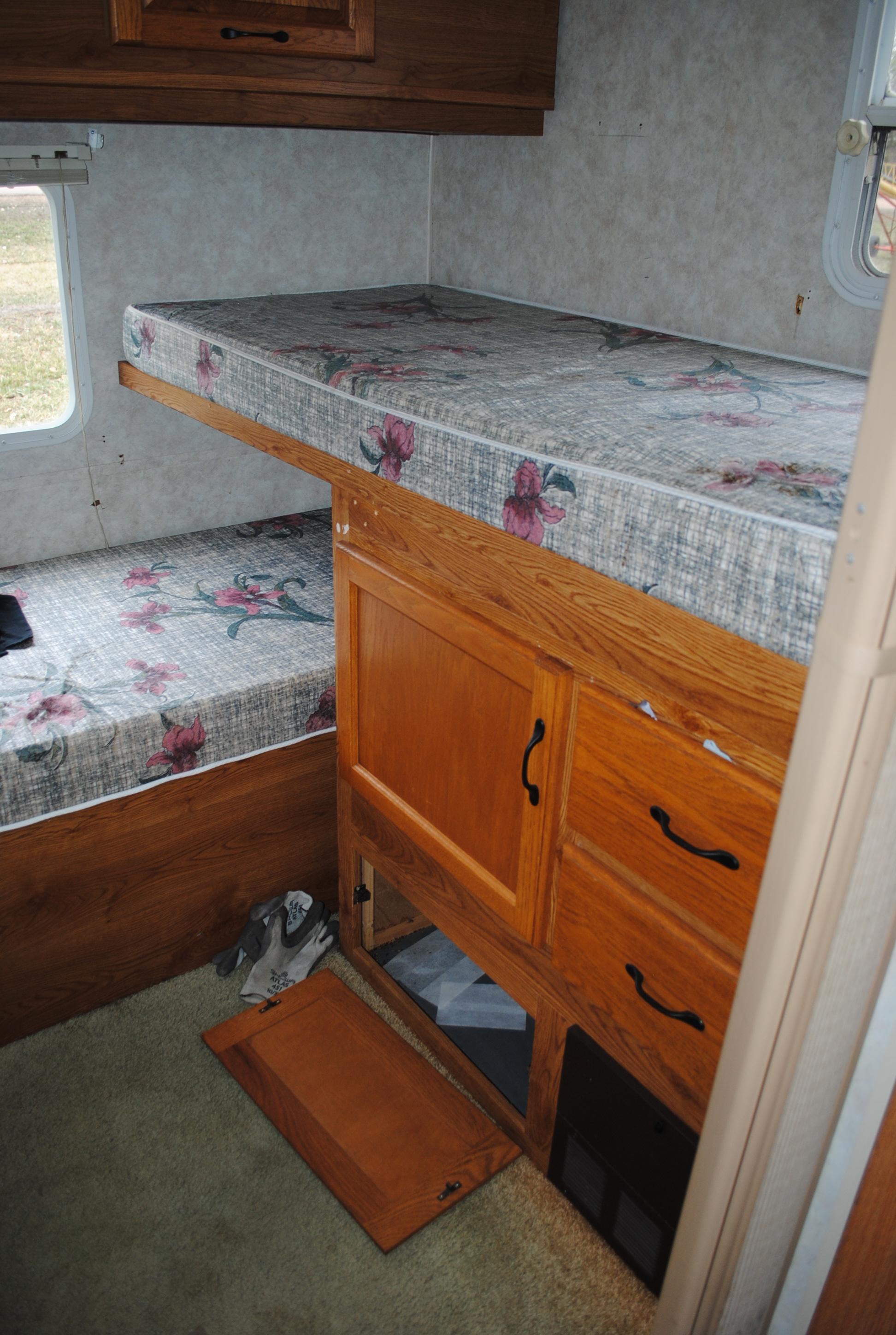 **T** 1999 Hornet Bumper pull Camper 29'x8', Queen bed in master, couch folds down into bed, dinette