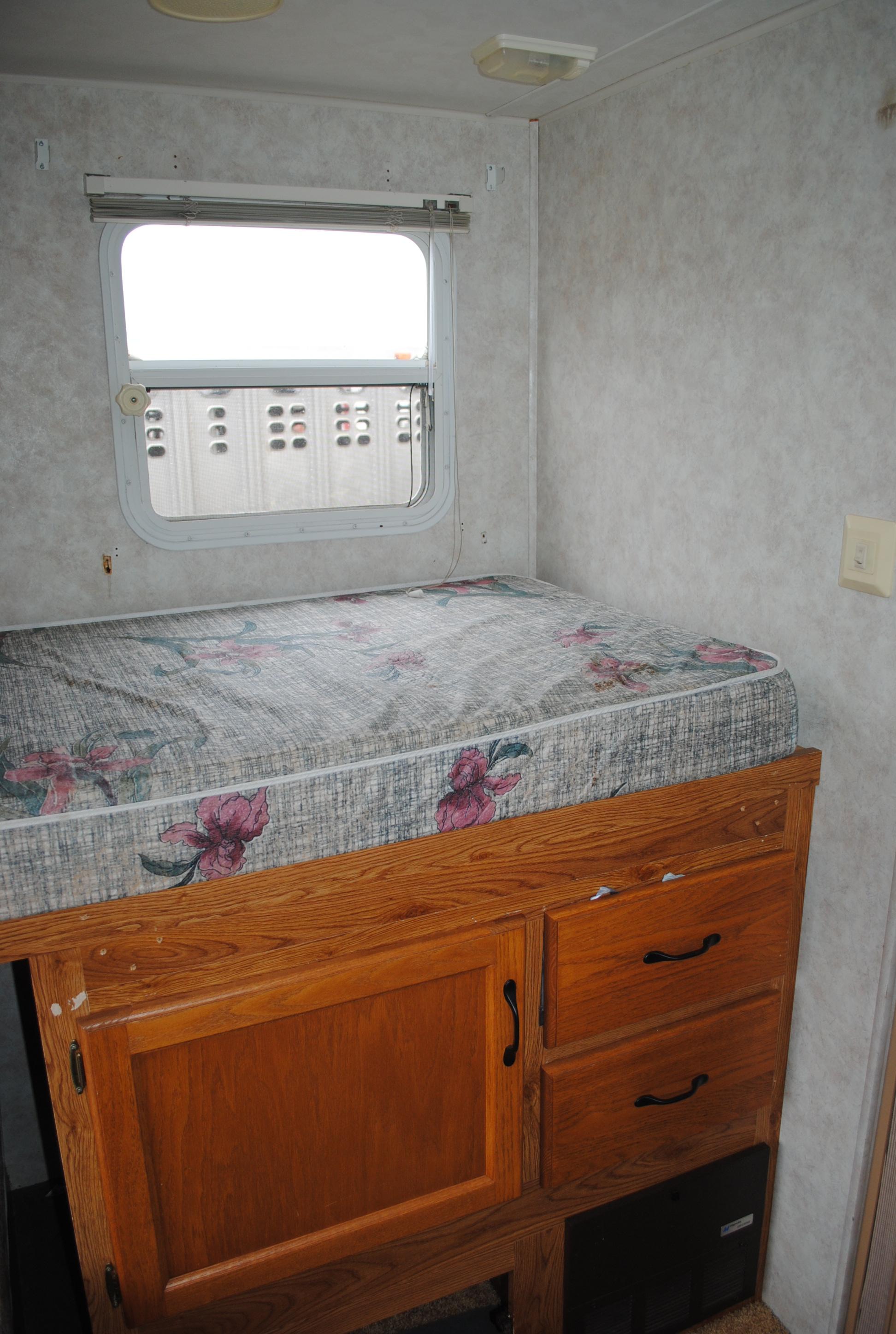 **T** 1999 Hornet Bumper pull Camper 29'x8', Queen bed in master, couch folds down into bed, dinette