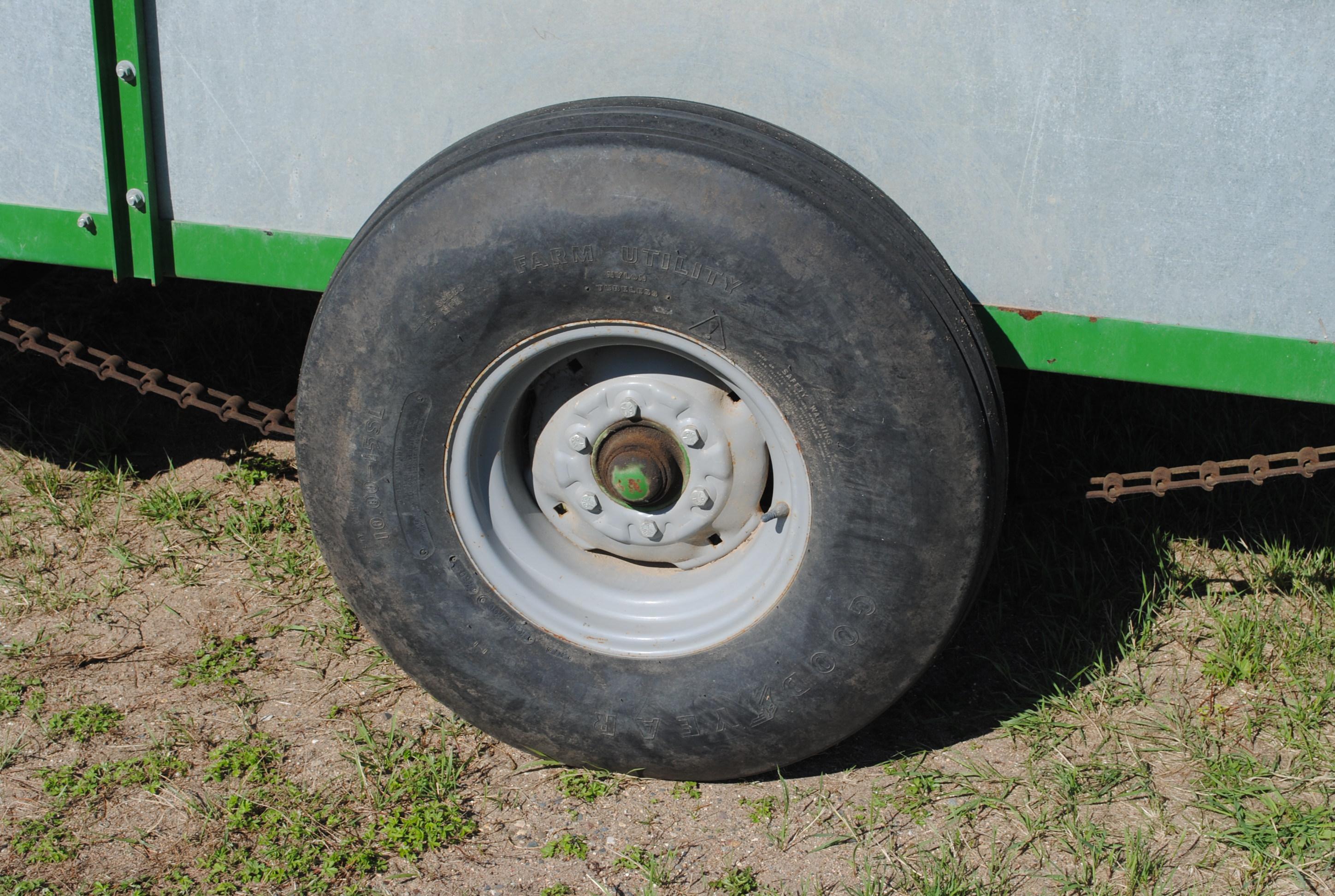 Frontier MS1112 Manure spreader, poly floor, single beater