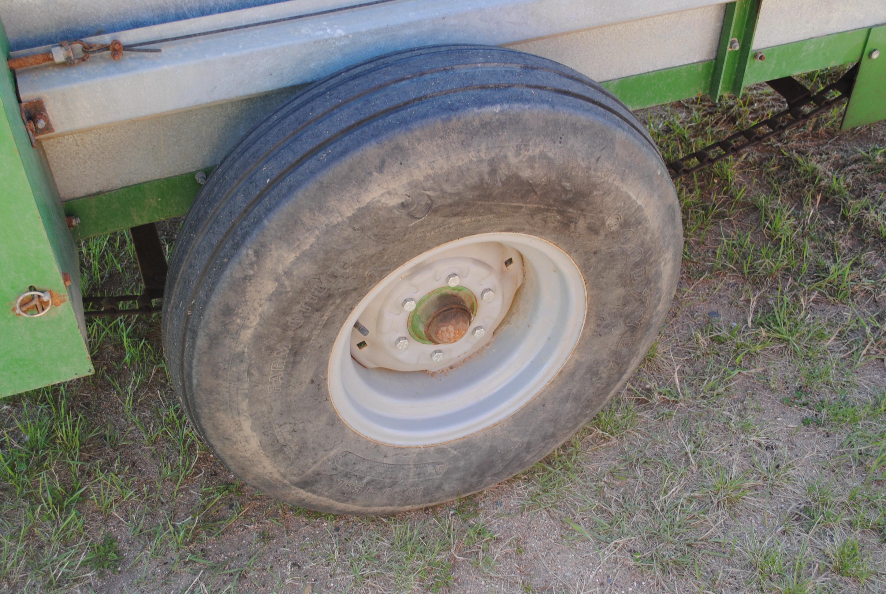 Frontier MS1112 Manure spreader, poly floor, single beater
