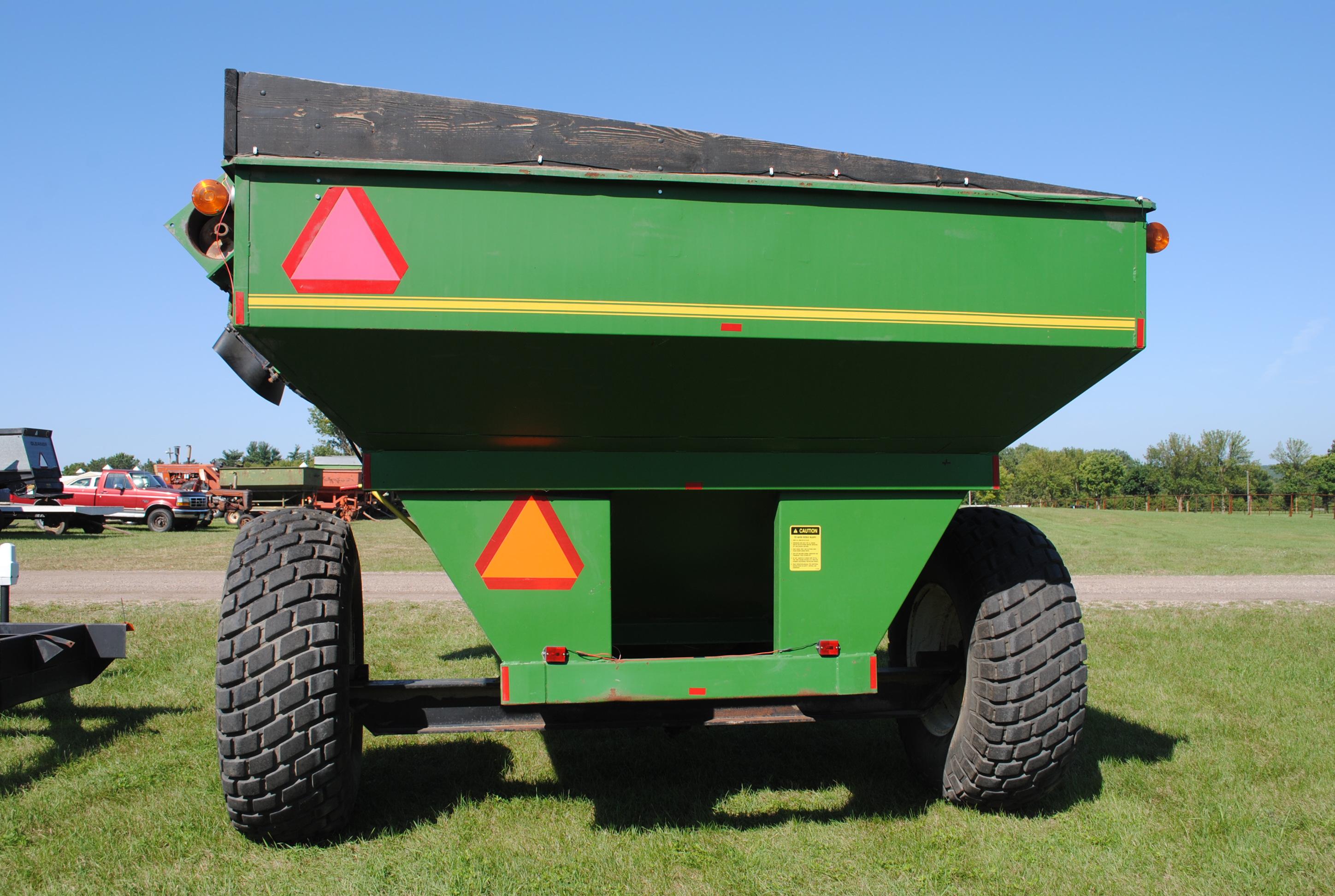 Unverferth GC3500 Grain cart with 12" unload auger, 1,000 pto, light kit, newer gear box put on 4-5