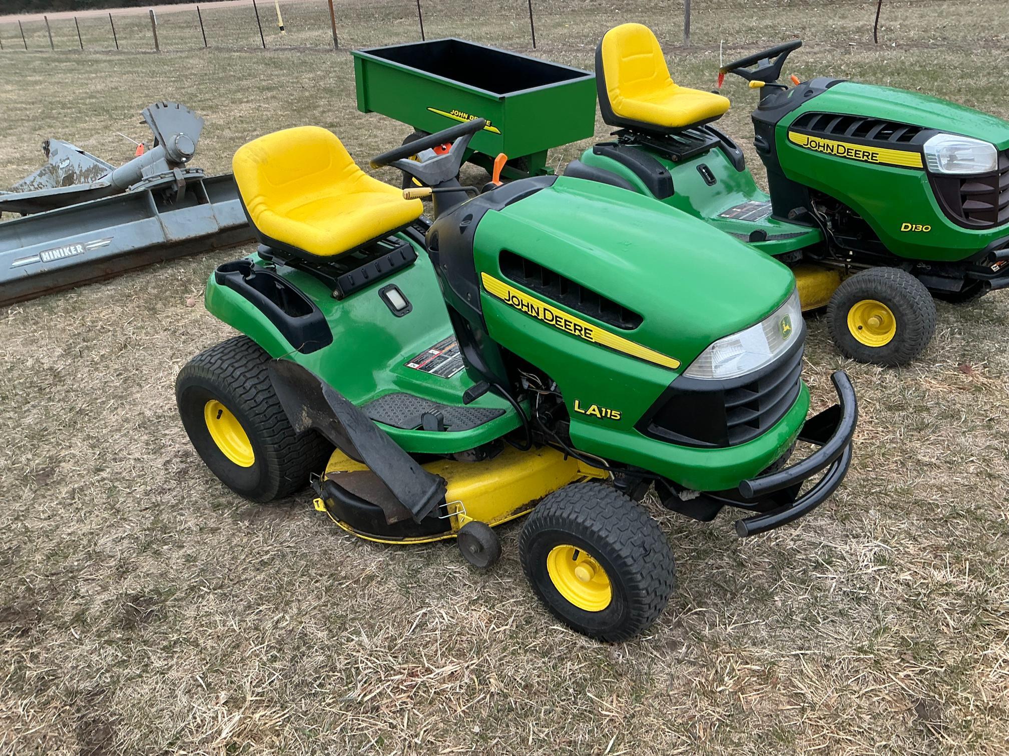 John Deere LA 115 Rider mower w/ 42" Deck, hydrostatic, hours show 268 - KE
