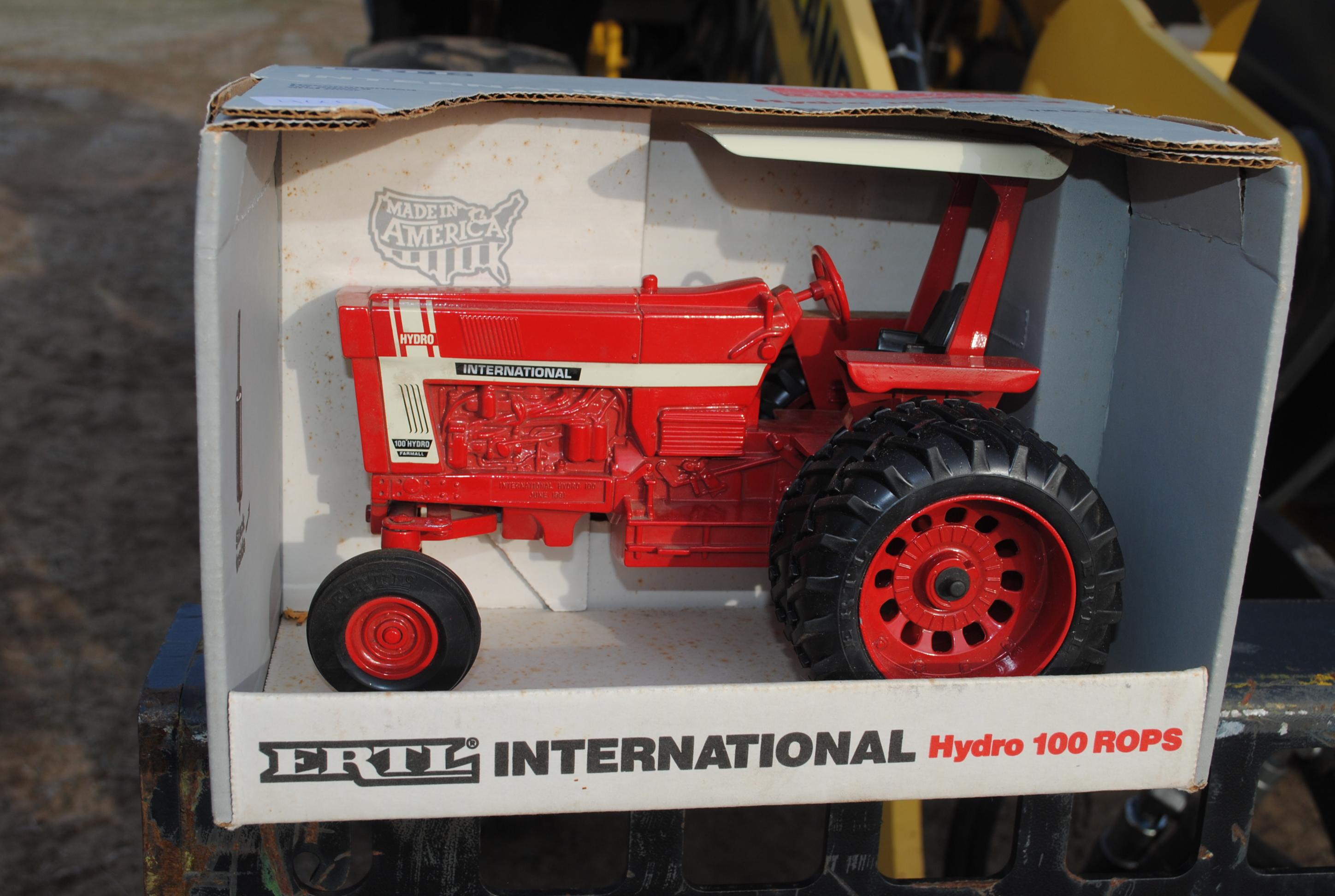 Ertl 1/16 International Hydro 100 ROPS in box