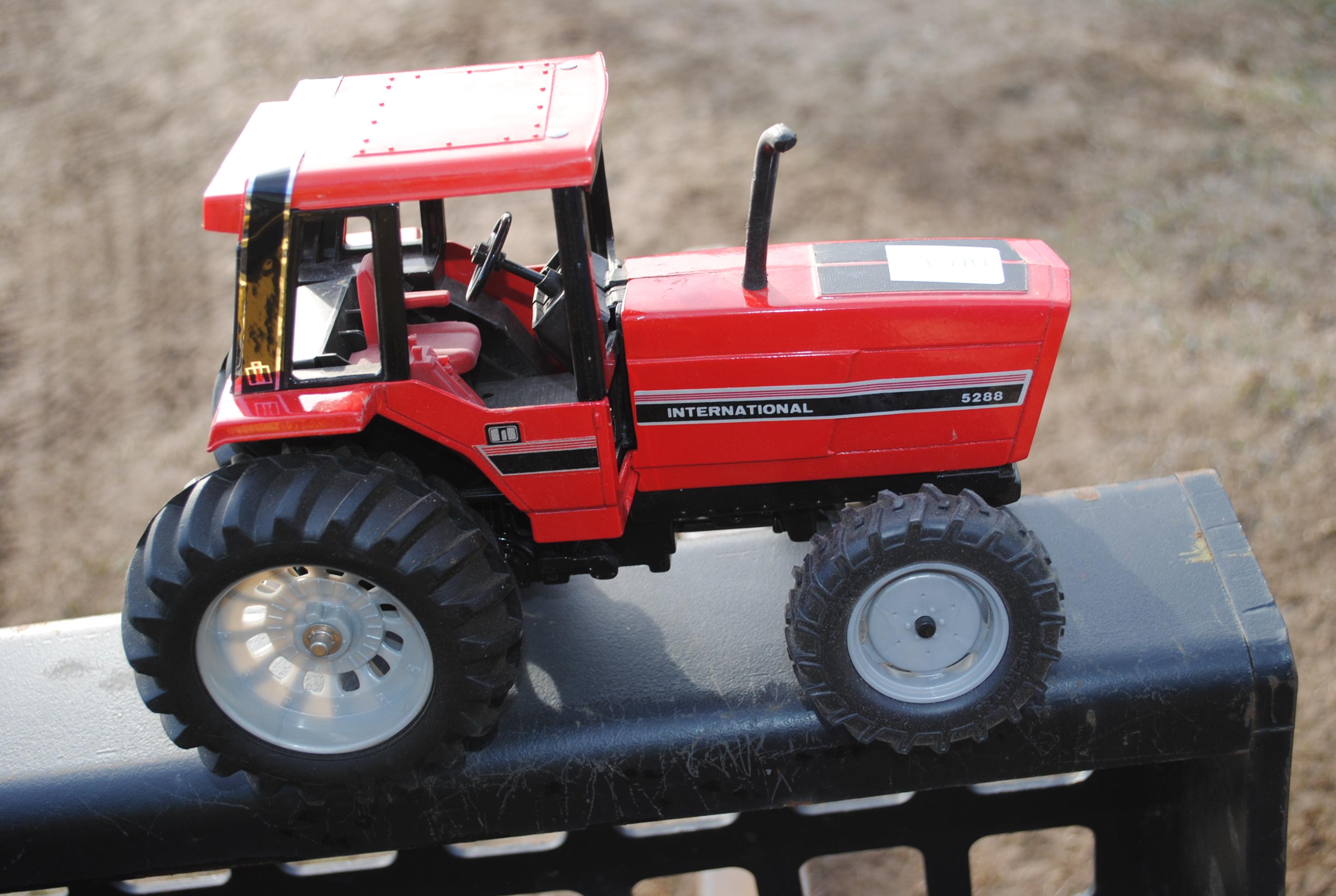 Ertl 1/16 International 5288 MFWD no box