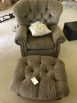 La-Z-Boy Classics Oak footed occasional chair with Ottoman (26" X 32"). NO SHIPPING!
