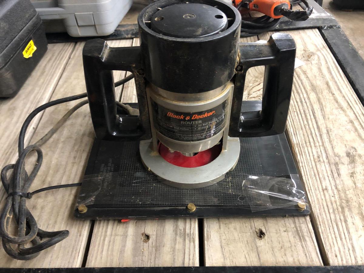 B & D 1 hp router with wrench