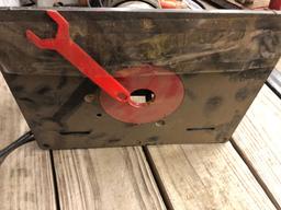 B & D 1 hp router with wrench