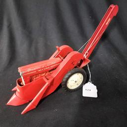 1/16 Tru-Scale Tractor w/Mounted Corn Picker