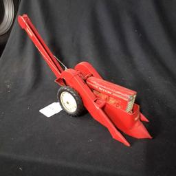 1/16 Tru-Scale Tractor w/Mounted Corn Picker