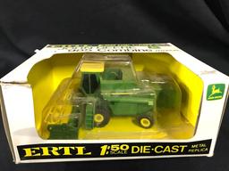 1/50 scale Ertl JD 985 Hydro-4 Combine in Box