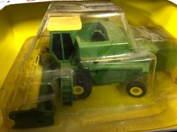 1/50 scale Ertl JD 985 Hydro-4 Combine in Box