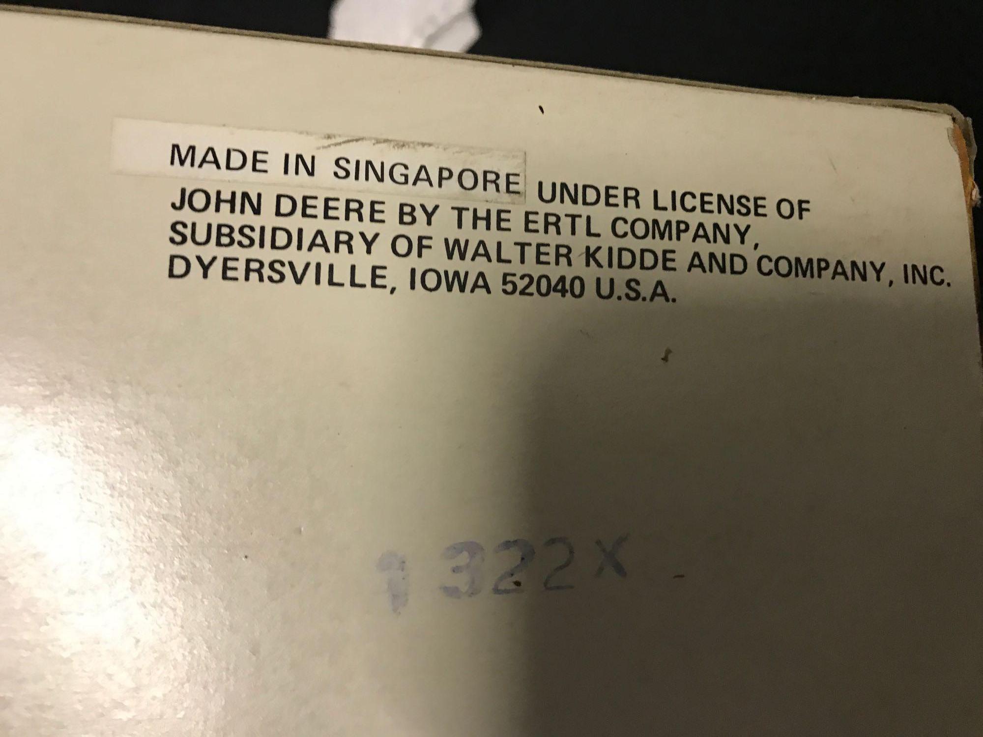 1/50 scale Ertl JD 985 Hydro-4 Combine in Box