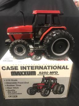 1/16 scale Ertl C-IH Maxxum 5250 MFD Tractor w/Box