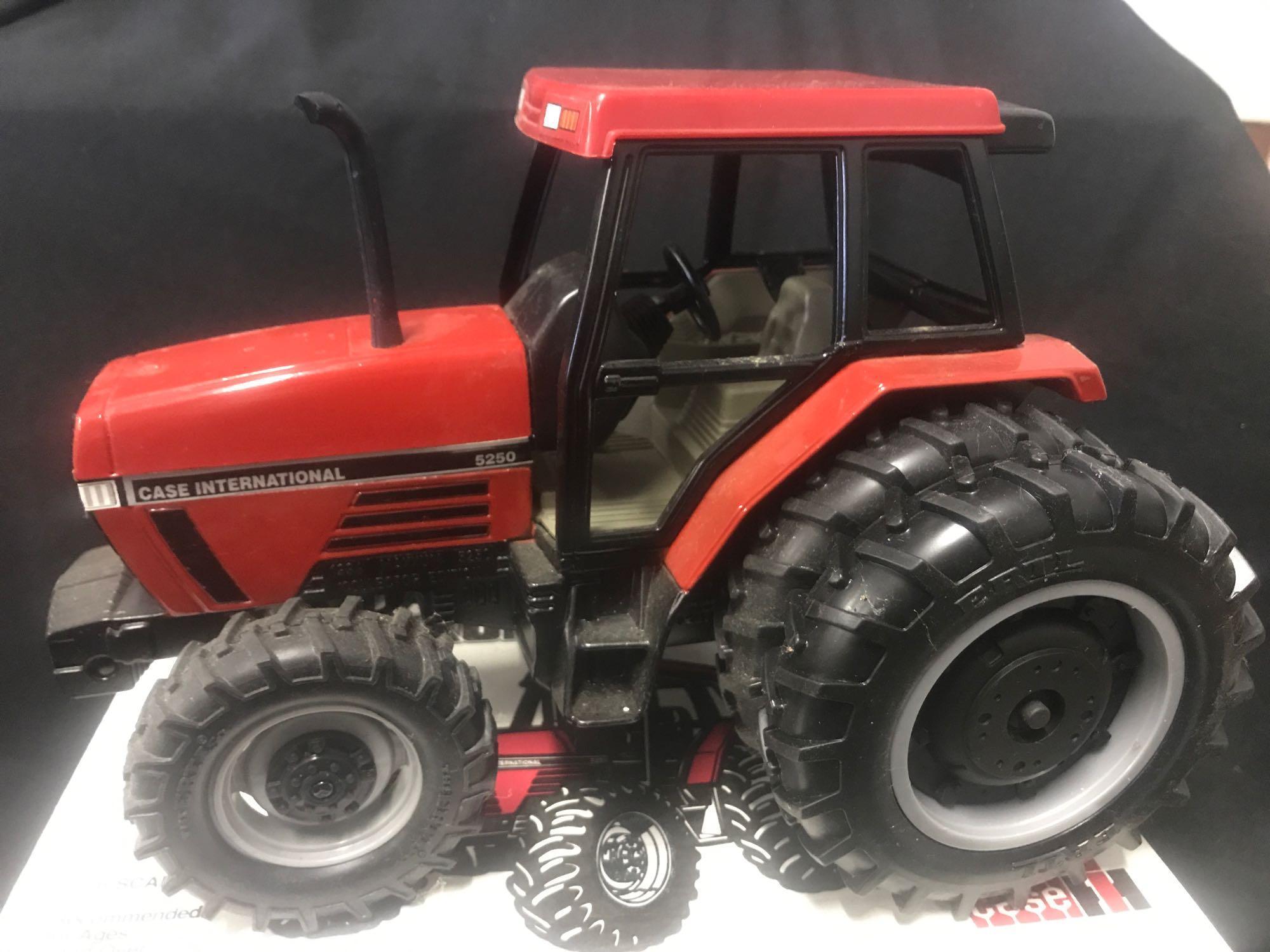 1/16 scale Ertl C-IH Maxxum 5250 MFD Tractor w/Box