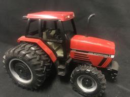 1/16 scale Ertl C-IH Maxxum 5250 MFD Tractor w/Box