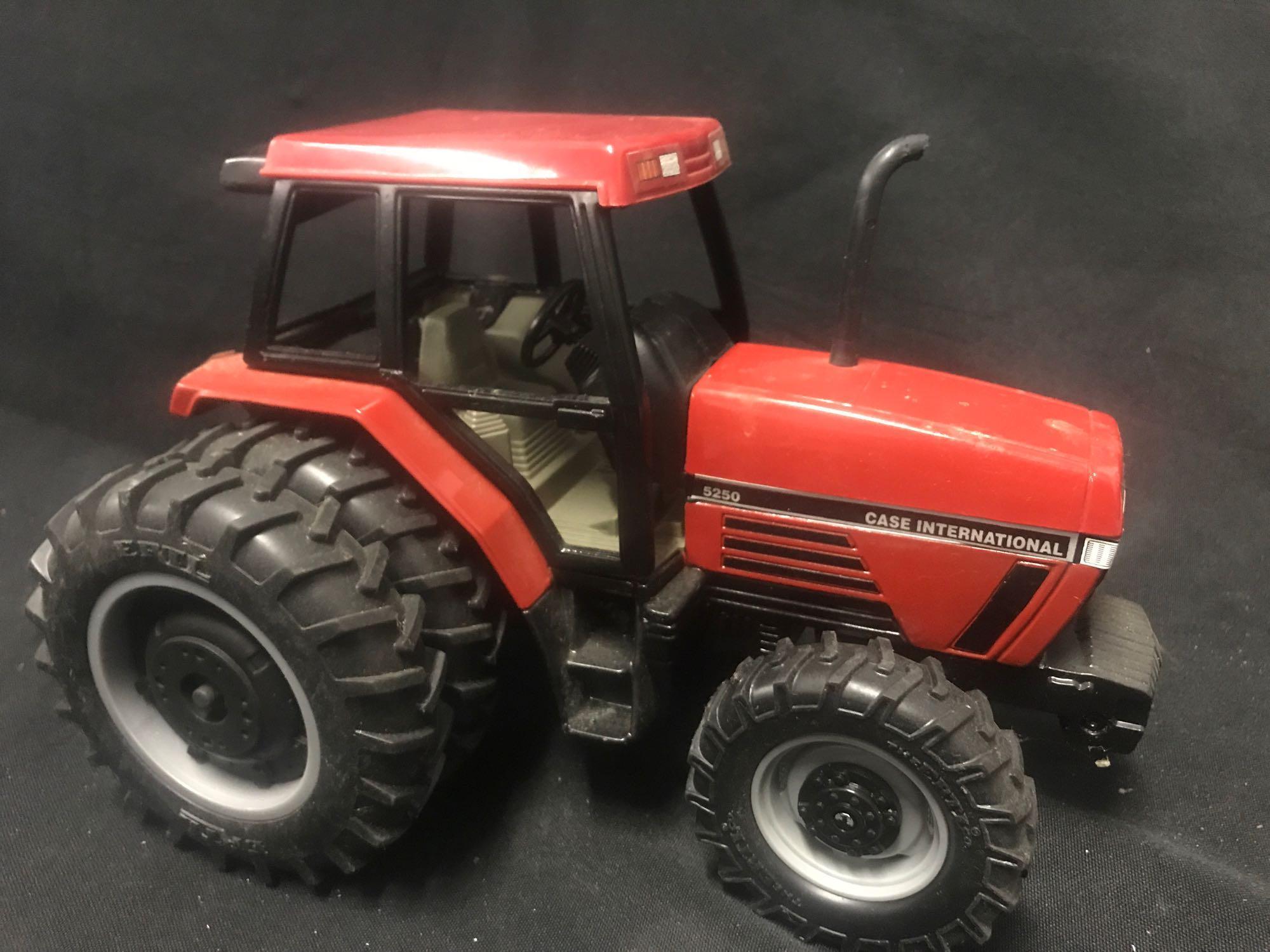 1/16 scale Ertl C-IH Maxxum 5250 MFD Tractor w/Box