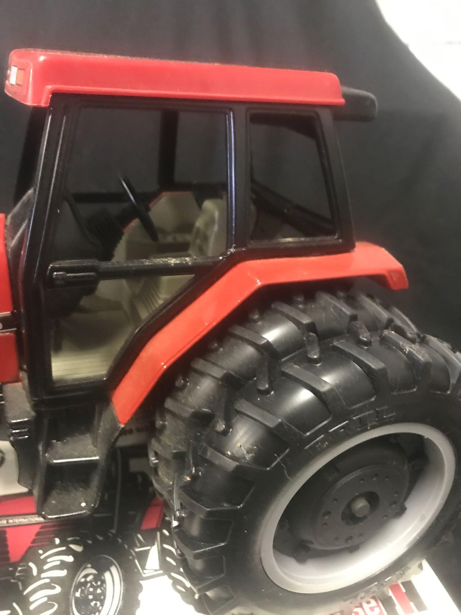 1/16 scale Ertl C-IH Maxxum 5250 MFD Tractor w/Box
