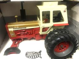 1/16 scale Ertl 1995 Collectors Edition IH 1456 Turbo Gold Demonstrator Tractor, NIB