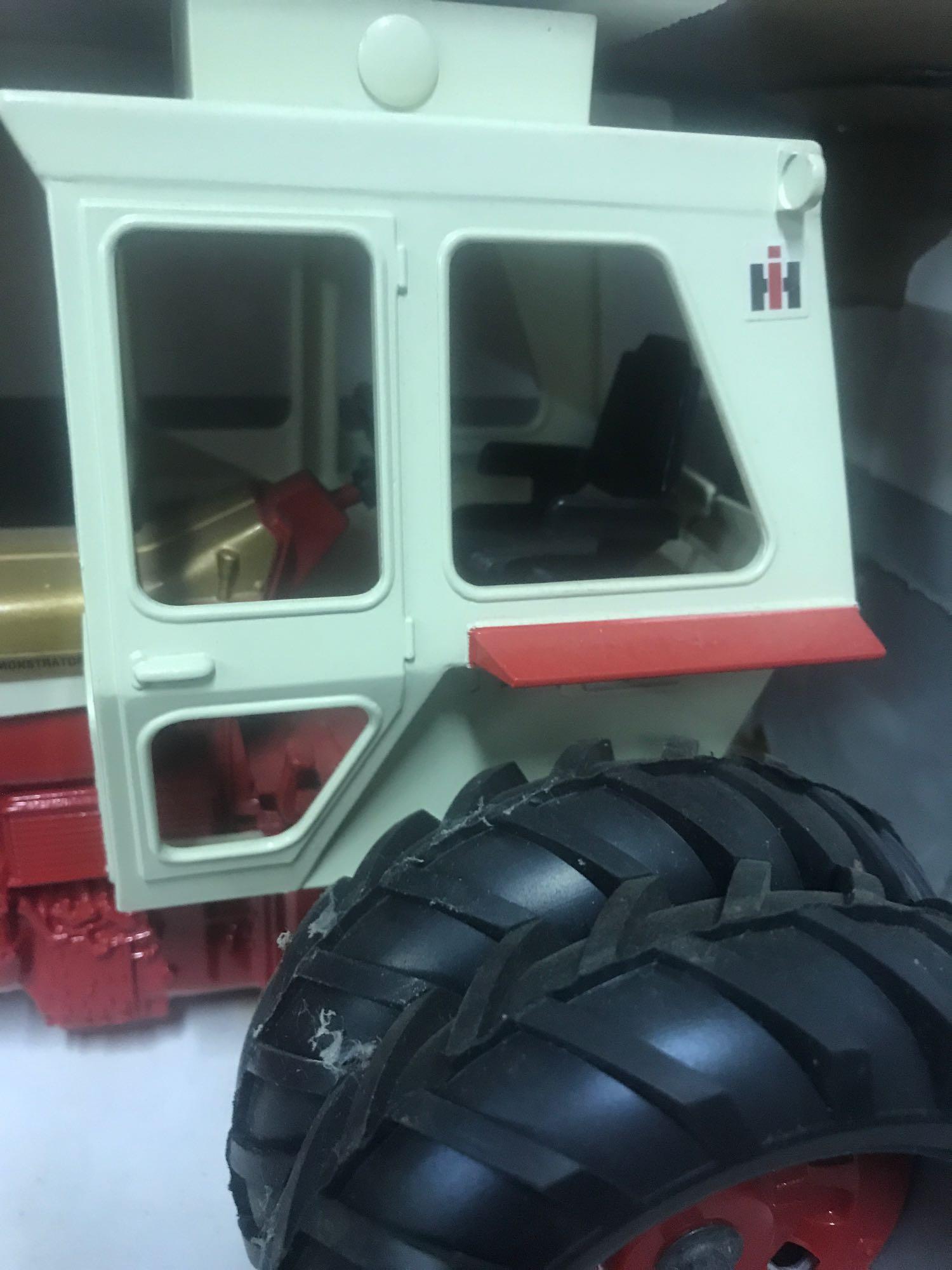 1/16 scale Ertl 1995 Collectors Edition IH 1456 Turbo Gold Demonstrator Tractor, NIB