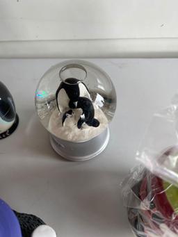 Assortment of penguin figurines.... Shipping