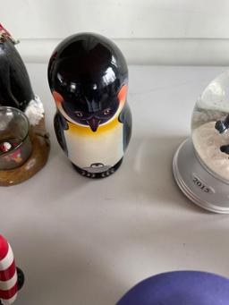 Assortment of penguin figurines.... Shipping