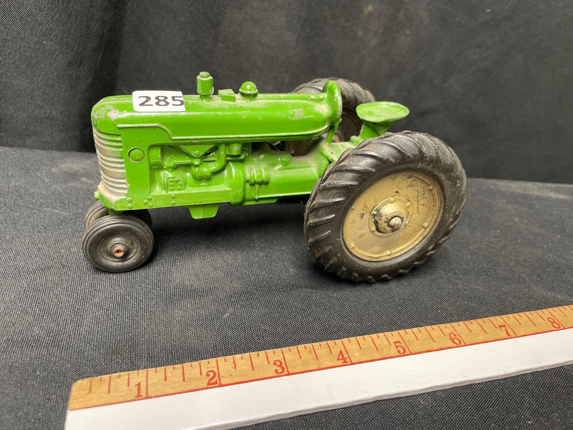 1/16th Scale Vintage John Deere Tractor