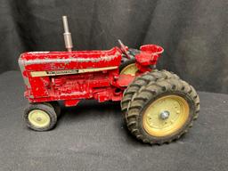 1/16th Scale Ertl IH Tractor w/nf and duals