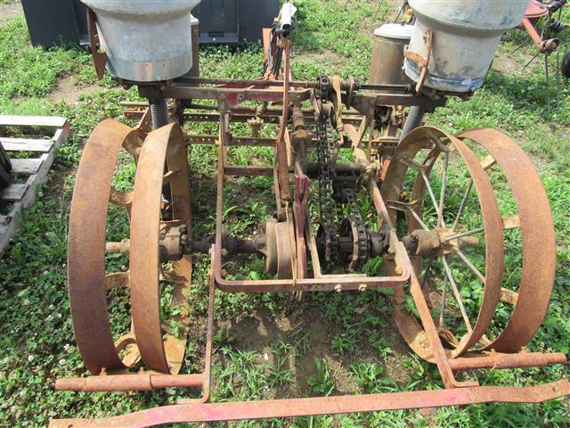 Int Pull Type 2R Corn planter