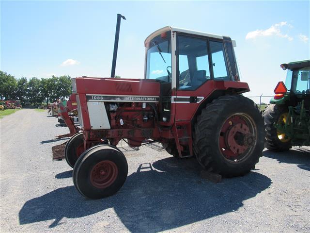Int'l 1086 Tractor, 2WD, C/H/A dual PTO