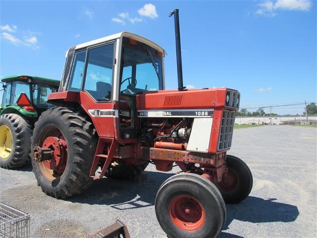 Int'l 1086 Tractor, 2WD, C/H/A dual PTO