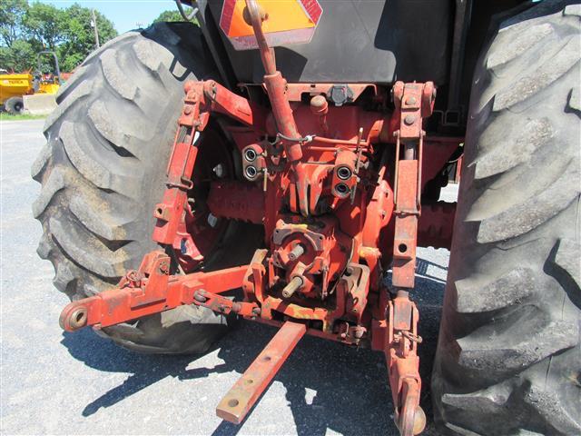 Int'l 1086 Tractor, 2WD, C/H/A dual PTO
