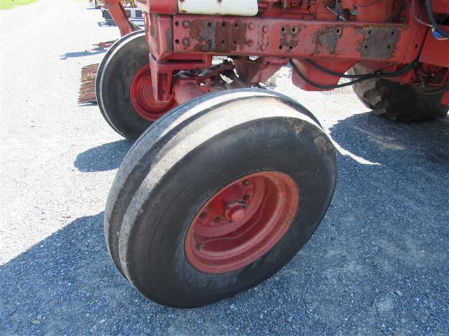Int'l 1086 Tractor, 2WD, C/H/A dual PTO