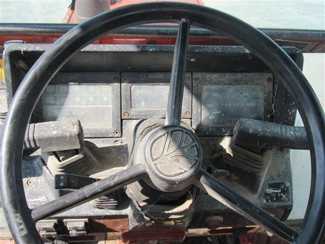 Hesston 140-90 Cab Tractor, 2WD, 5803 Hrs