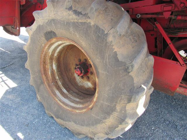 MF540 Combine w/ MF 43 4R corn head