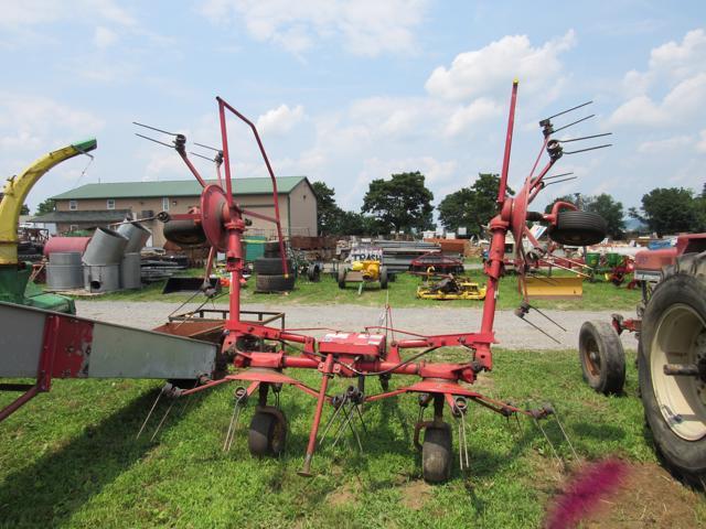 NH 163 Hydraulic-Fold Tedder