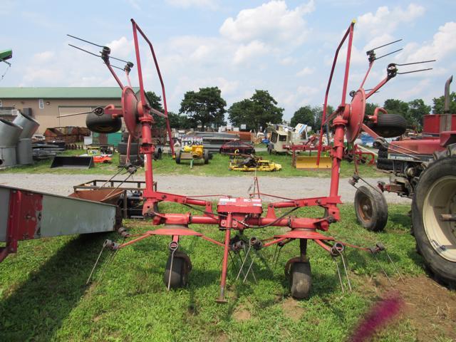NH 163 Hydraulic-Fold Tedder