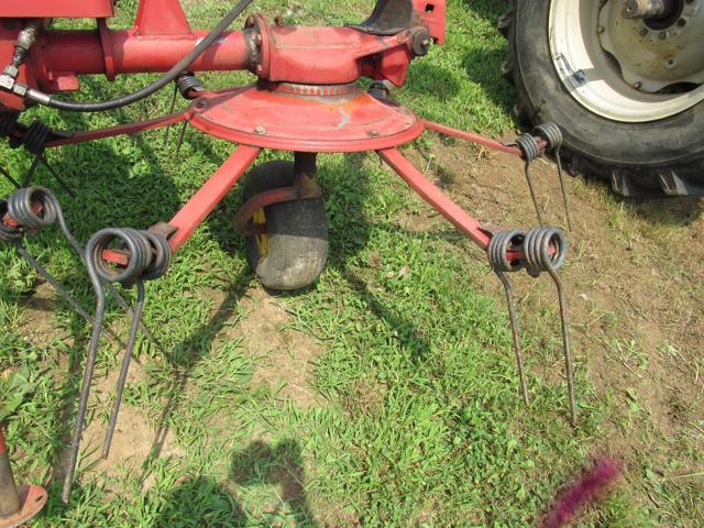 NH 163 Hydraulic-Fold Tedder