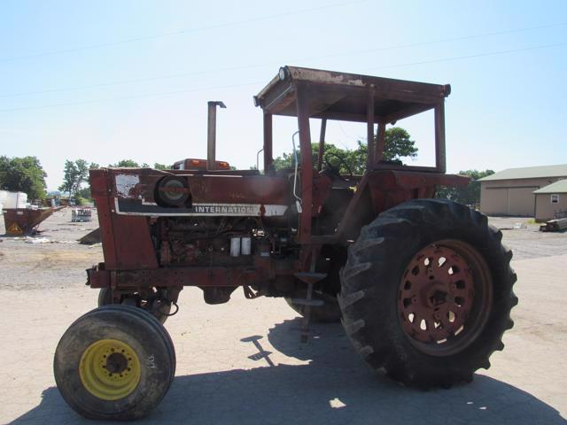 IH 1066 2WD Tractor w/4Post Canopy