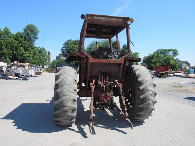 IH 1066 2WD Tractor w/4Post Canopy