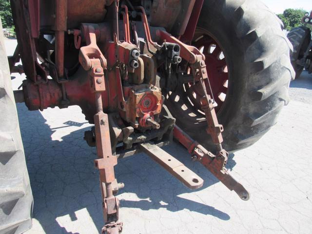IH 1066 2WD Tractor w/4Post Canopy