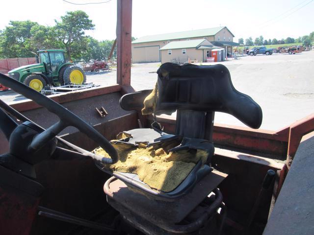 IH 1066 2WD Tractor w/4Post Canopy