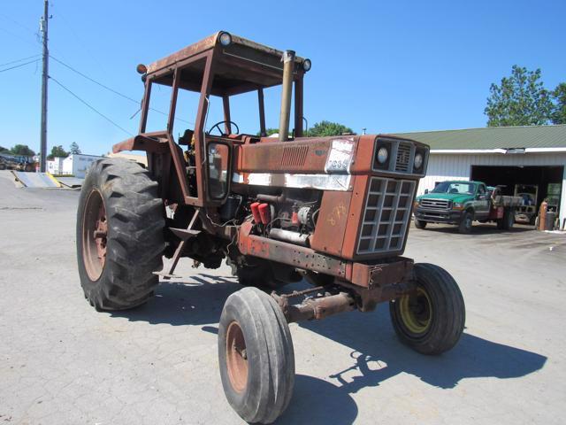 IH 1066 2WD Tractor w/4Post Canopy