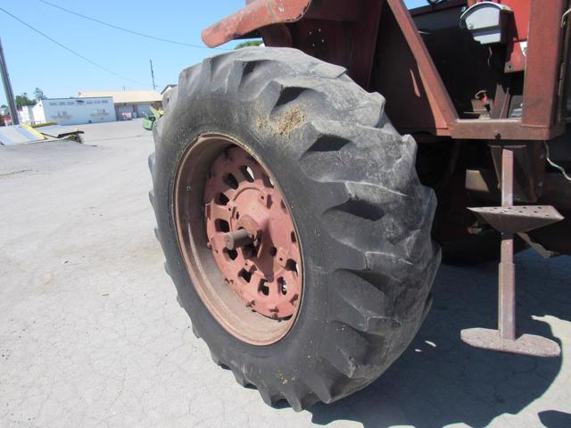 IH 1066 2WD Tractor w/4Post Canopy