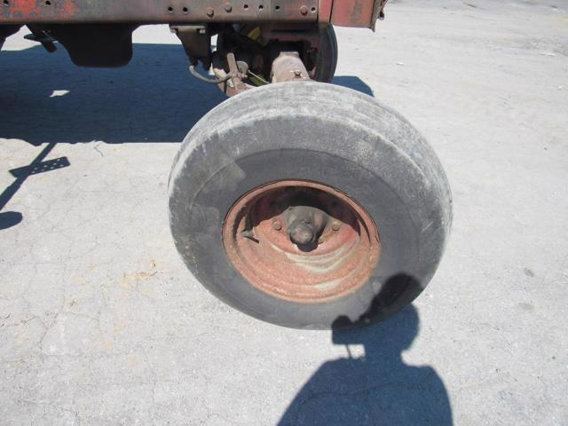 IH 1066 2WD Tractor w/4Post Canopy