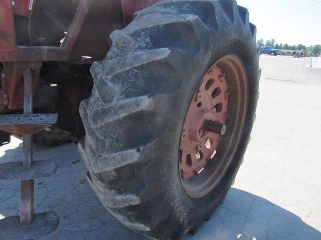 IH 1066 2WD Tractor w/4Post Canopy